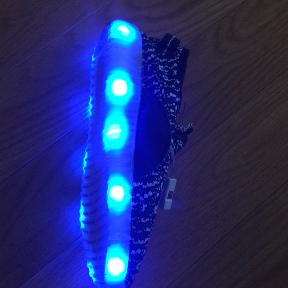 Kids light up shoes gently used. Lights up - Picture 8 of 8